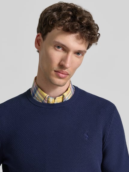 Männermodel trägt Regular Fit Sweatshirt aus Baumwoll-Mix von Polo Ralph Lauren, Optik: Unifarben, Struktur, Logo-Stitching, Rundhals, Langarm, Materialverarbeitung: Sweat, Nahaufnahme Oberkörper.