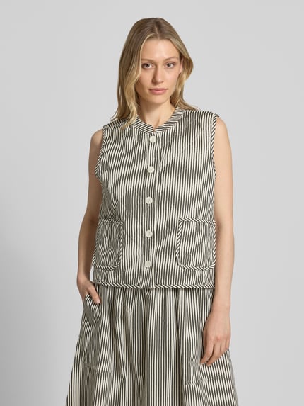 Frauenmodel trägt Steppweste mit aufgesetzten Taschen Modell 'Cairo' von LOLLYS LAUNDRY im Baumwoll-Mix, Allover-Look, Regular-Fit, Knopfleiste, Stehkragen, ganzkörperansicht von vorne.