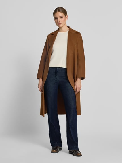 Vrouwenmodel draagt Wide Fit Jeans aus Baumwoll-Lyocell-Mix Modell 'Jenny' van TONI, dames wide & loose fit jeans, donkerblauw, Ganzkörperansicht van voren.