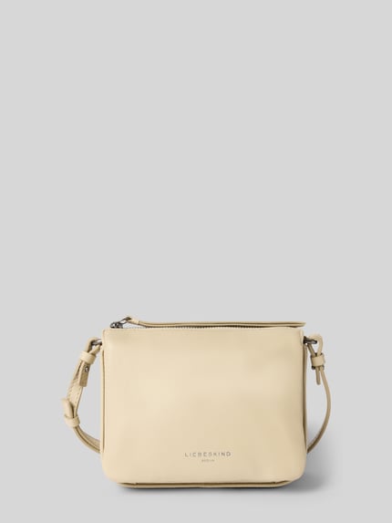 Produktfoto, Crossbody Bag mit Logo-Prägung Modell 'Nina' von LIEBESKIND BERLIN aus beigem Leder, rechteckige Form, glatte Oberfläche, verstellbarer Schulterriemen, geteiltes Hauptfach mit Reißverschluss, Maße 18x13x7 cm, neutrale Farben, dezente Struktur.
