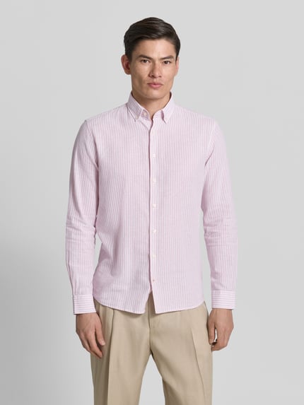Männermodel trägt Slim Fit Freizeithemd aus Leinen-Mix Modell 'Stone' von CINQUE, Beige, Rosa, leichte Struktur, Ganzkörperansicht von vorne, Button-Down-Kragen, langärmeliges Design, durchgängige Knopfleiste, Rückenlänge bei Größe M 67 cm, Schulterbreite 43 cm, Ärmellänge 66 cm, Baumwoll-Anteil.