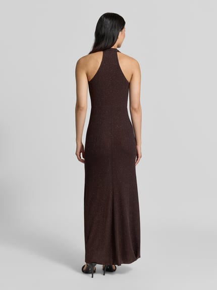 Frauenmodel trägt Slim Fit Abendkleid in Glitzer-Optik von Rinascimento in Dunkelbraun, ärmellos, elastischer Material-Mix, Ganzkörperansicht Rückansicht.