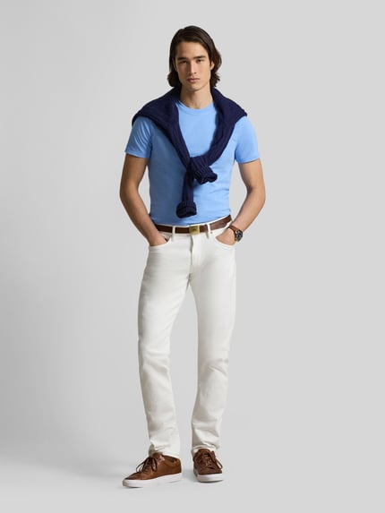 Mannenmodel draagt Regular Fit T-Shirt uit pure katoen van Polo Ralph Lauren, effen lichtblauw, logo-stitching, ronde hals, korte mouw, jerseytextuur, Ganzkörperaanzicht van voren.