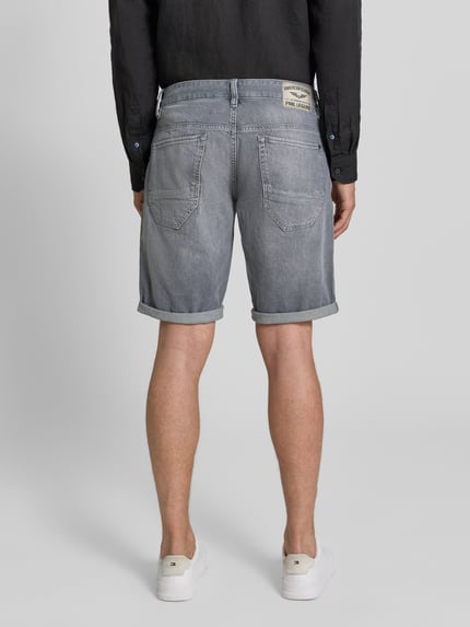 Männermodel trägt Regular Fit Jeansshorts im 5-Pocket-Design von PME Legend aus Baumwoll-Elasthan-Mix, graue Farbe, Ganzkörperansicht Rückansicht. Bundweite bei Größe 32: 43 cm, Innenbeinlänge: 25 cm.