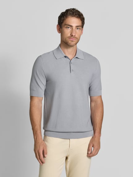 Mannelijk model draagt Slim Fit Poloshirt uit katoenmix in tricotlook van Matinique, lichtgrijs, Heren, korte mouw, ruglengte 72 cm, voorkant volledige lichaamsopname.