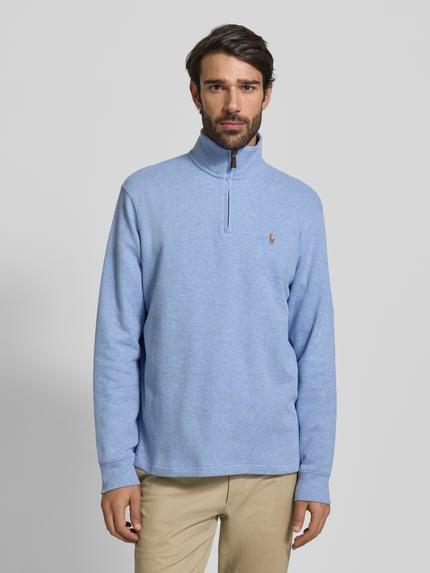 Mannenmodel draagt Sweatshirt mit Stehkragen van Polo Ralph Lauren in lichtblauw, katoen, regular fit, label-stitching; halftotaal vooraanzicht.