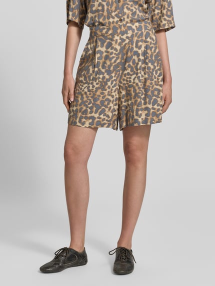 Frauenmodel trägt Regular Fit Shorts aus Viskose-Mix mit Allover-Animal-Print von Jake*s Casual, Leinen-Viskose-Anteil, Gesäßtasche, Ganzkörperansicht von vorne.