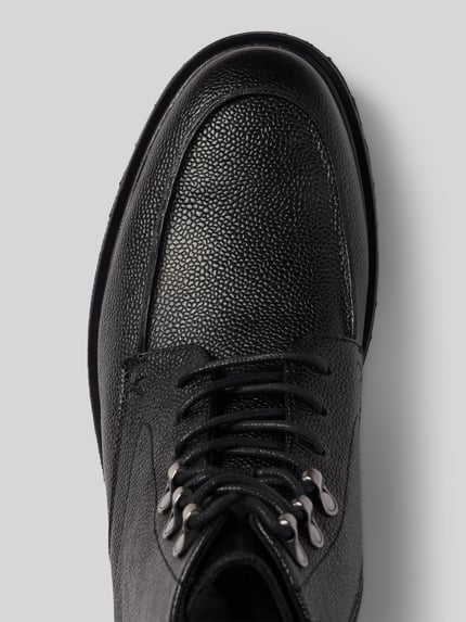 Produktfoto, Boots aus echtem Leder Modell 'VENTON' von LLOYD, schwarze genarbte Oberfläche, runde Form, Schnürverschluss, profilierte Sohle, Absatzhöhe 3 cm, Schafthöhe 13 cm, Szerokość w rozmiarze 44: 10 cm