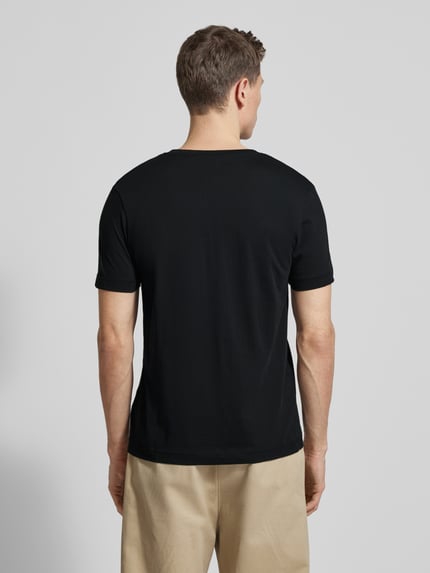 Männermodel trägt Regular Fit T-Shirt aus reiner Baumwolle von Tom Tailor, unifarben schwarz, kurzarm, Jersey, Ganzkörperansicht Rückansicht
