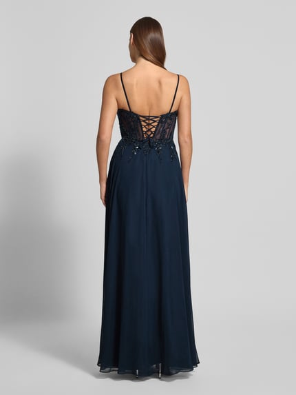 Frauenmodel trägt Abendkleid mit Perlen und Pailletten von Luxuar in Dunkelblau, Chiffon, A-Linie, Corsagenkleid, Maxi, Ganzkörperansicht Rückansicht