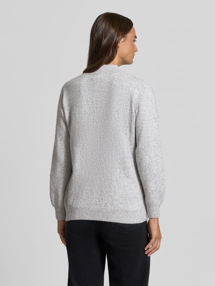 Frauenmodel trägt Strickpullover mit Stehkragen und Perlen von Apricot, hellgrau, Regular Fit, Applikationen, Ganzkörperansicht Rückansicht.