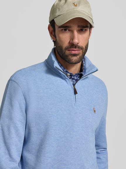 Männermodel draagt lichtblauw Sweatshirt met Stehkragen van Polo Ralph Lauren, katoen, regular fit, label-stitching, Nahaufnahme Oberkörper.
