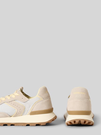 Productfoto, Sneaker met label-details model 'CLODETTE TESSALI' van Verbenas, afgeronde vorm, gelige en crèmekleurige accenten, geprofileerde zool, vetersluiting, 3 cm hak, 9 cm schachthoogte en schachtbreedte, gestructureerd suède en glad materiaal