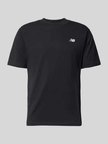 Produktfoto, T-Shirt mit Logo und Rundhalsausschnitt von New Balance, schwarze Reine Baumwolle, Regular-Fit, glatte Textur, Rückenlänge 74 cm in Größe M