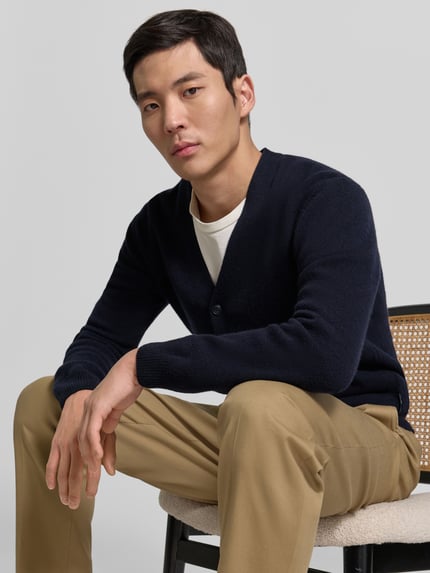 Männermodel trägt Strickjacke mit Knopfleiste Modell 'KARL' von Casual Friday in Dunkelblau, Baumwoll-Mix, Slim Fit, Nahaufnahme Oberkörper.