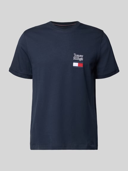 Produktfoto, Regular Fit T-Shirt aus reiner Baumwolle Modell 'BRAND LOVE TEXT' von Tommy Hilfiger, Optik: Unifarben, Label-Stitching, Logo-Stitching, Rundhals, Kurzarm, Material: Reine Baumwolle
