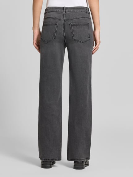 Männermodel trägt Wide Leg Jeans im 5-Pocket-Design von Christian Berg Woman, mieszanka bawełny i wiskozy, kolor szary, zapięcie na guzik i zamek błyskawiczny, szerokość w rozmiarze 36/32: 37 cm, długość wewnętrzna nogawki: 78 cm, całkowity widok z tyłu
