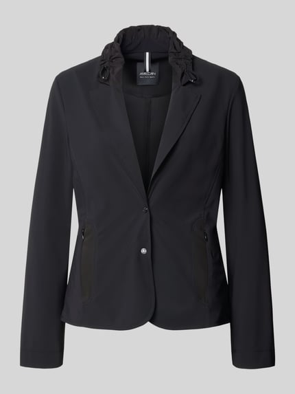 Produktfoto, Slim Fit Blazer mit Stretch-Anteil von Marc Cain in Schwarz, Reverskragen mit Tunnelzug, Knopfleiste, Reißverschlusstaschen, elastischer Material-Mix, glatte Textur, klare Linien, dezente Kontraste, Blazer für Damen