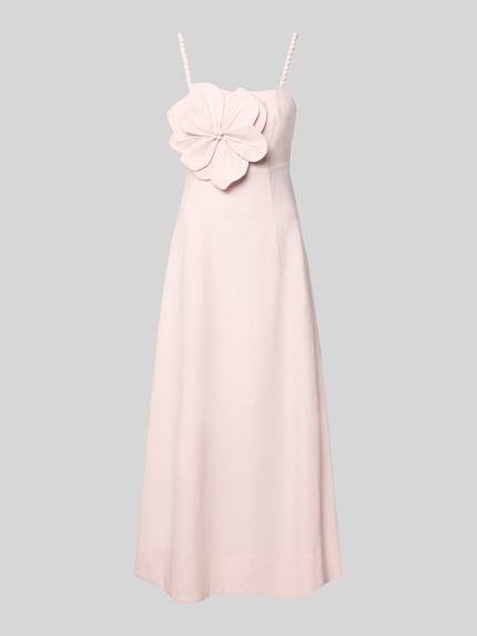 Produktfoto, Abendkleid aus Leinen-Viskose-Mix Modell 'Nicolette' von Forever New in zartem Rosa, florale Zier-Applikation, ärmellos, Midilänge, Karree-Ausschnitt, schmale Spaghettiträger, strukturierte Oberfläche, taillierte Passform, Zierelement am Oberteil, Rückseitiger Nahtreißverschluss und Smok-Einsatz.