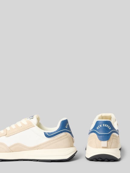 Productfoto, lichtbeige en witte sneakers van leer en textielmix met blauwe details, afgeronde punt, model 'Youtron' van Gant, heren sneakers, vetersluiting, hakhoogte maat 44: 3 cm, schachthoogte maat 44: 8 cm, schachtbreedte maat 44: 11 cm