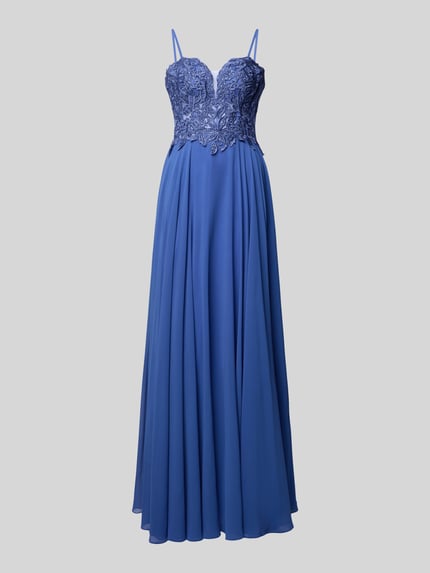 Produktfoto, Abendkleid mit floraler Spitze von Mascara in Blau, taillierte Passform, Herz-Ausschnitt, Ziersteinbesatz, Maxilänge, Nahtreißverschluss, blickdichter Unterrock, ärmelloses Design mit Spaghettiträgern, Größe 36: Rückenlänge 139 cm, Brustweite 34 cm.
