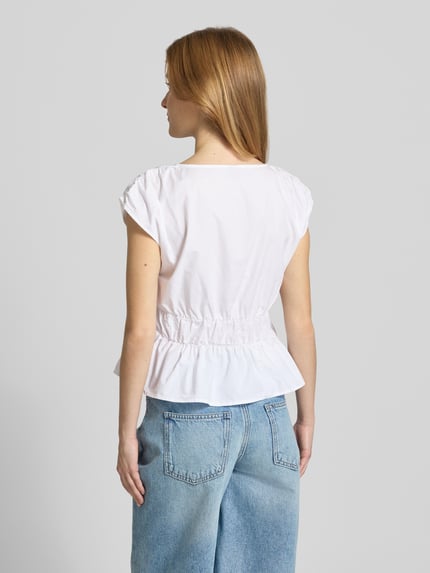 Modelka nosi Peplum Top mit V-Ausschnitt von Gina Tricot z bawełny, dopasowany krój, marszczenia, długość tyłu 50 cm, Ganzkörperansicht Rückansicht.