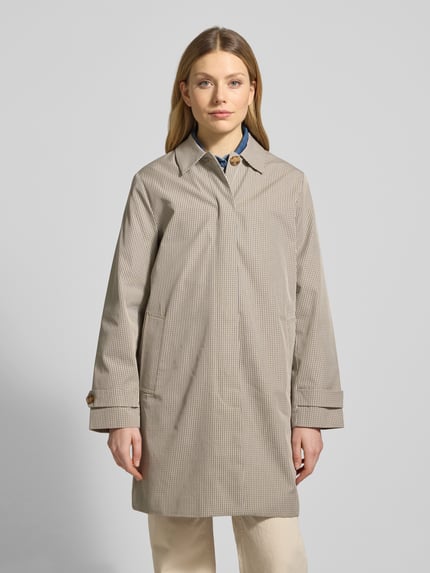 Modelka nosi Płaszcz mit Eingrifftaschen und Ärmelriegeln von Gant, mieszanka bawełny, krój relaxed fit, wzór na całej powierzchni, wykładany kołnierz, patki przy mankietach, wpuszczane kieszenie, długość tyłu w rozmiarze S 88 cm, szerokość ramion w rozmiarze S 41 cm, szerokość klatki piersiowej w rozmiarze S 50 cm, długość rękawów w rozmiarze S 62 cm, jasne kolory, prosta forma. Ganzkörperansicht von vorne.