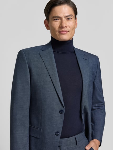 Männermodel trägt Slim Fit Anzug aus scheerwolmix von HECHTER PARIS in blauw met Reverskraag en Klepzakken, Nahaufnahme Oberkörper. Bandwijdte maat 50: 45 cm, Ruglengte maat 50: 75 cm, Schouderbreedte maat 50: 40 cm, Mouwlengte maat 50: 64 cm, Binnenbeenlengte maat 50: 58 cm.