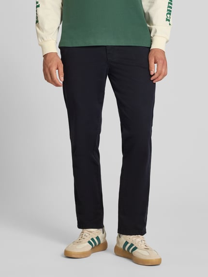 Männermodel trägt Straight Fit Chino mit Eingrifftaschen Modell 'Vance' von Jack & Jones in Dunkelblau, elastischer Baumwoll-Mix, Nahaufnahme Unterkörper.