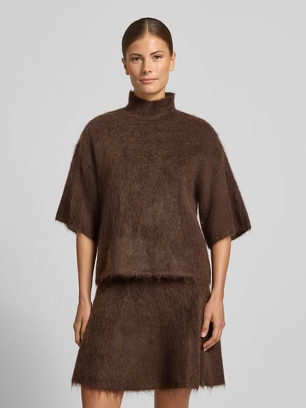 Frauenmodel trägt Strickpullover mit Stehkragen Modell 'TILDE' von YAS, braun, Material-Mix mit Mohair-Anteil, Ganzkörperansicht von vorne.