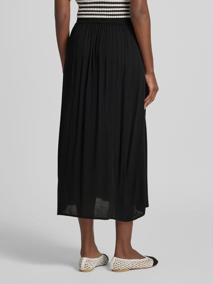 Vrouwenmodel draagt midirok uit zuiver viscose met elastische band van ICHI, model 'MARRAKECH', A-lijn, geheel van achteren.
