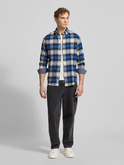 Męski model nosi Freizeithemd mit Knopfleiste Modell 'LUBARKLEY' od Jack & Jones Premium, bawełna, niebieska krata. Ganzkörperansicht von vorne.