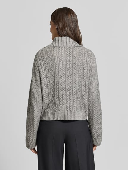 Frauenmodel trägt Strickjacke aus Woll-Yak-Mix mit Zopfmuster von windsor, grau meliert, Strukturmix, locker geschnitten, Ganzkörperansicht Rückansicht.