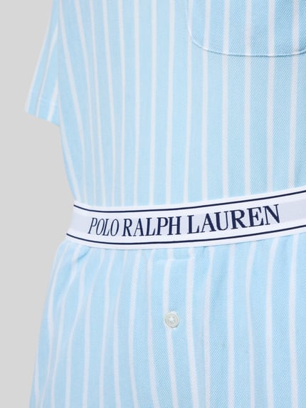 Frauenmodel trägt Relaxed Fit Pyjama aus Baumwoll-Modal-Mix von Polo Ralph Lauren, mehrfarbig, gestreift, Logo-Stitching, Nahaufnahme Oberkörper.