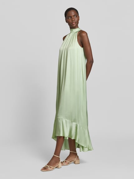 Frauenmodel trägt Relaxed Fit Abendkleid aus reiner Viskose Modell 'C_DAIRA' von BOSS Orange in uni Mintgrün, Satinstruktur, Ganzkörperansicht von vorne.