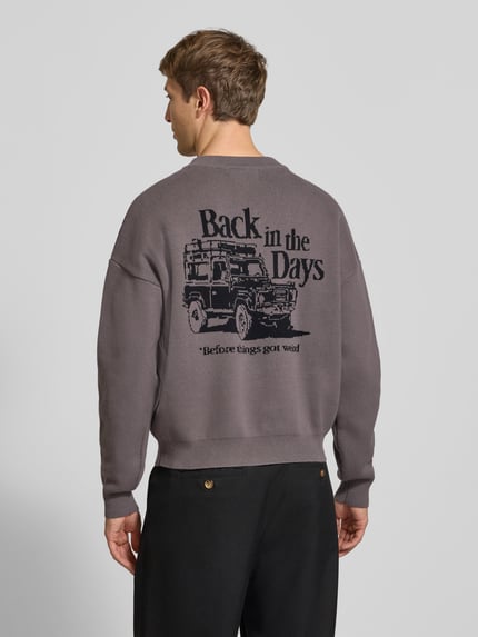Männermodel trägt Strickpullover mit Label-Stitching Modell 'BACK IN THE DAYS' von PROHIBITED in Grau, Rückenansicht, Herren Regular Fit.