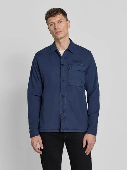 Mannenmodel draagt Regular Fit Hemdjacke met Kentkragen en Label-Stitching van PME Legend, mix van katoen en lyocell, borstzak, regular fit, kleur blauw, voorkant, bovenlichaam close-up.