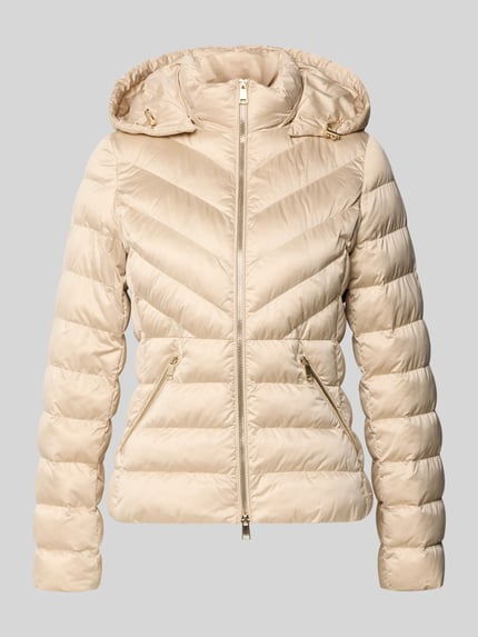 Produktfoto, beigefarbene Taillierte Steppjacke mit Zweiwege-Reißverschluss Modell 'ANYA' von Beaumont Amsterdam, glänzende Oberfläche, sichtbare Steppnähte, Kapuze mit Tunnelzug, Damen Steppjacke im taillierten Schnitt, strukturierte Textur.