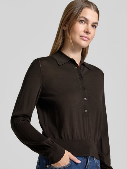 Frauenmodel trägt Pullover aus Schurwolle mit Polokragen Modell 'MYNERVA' von DRYKORN, unifarben, feinstrick, Ganzkörperansicht von vorne.