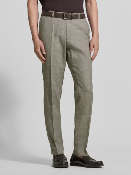 Männermodel trägt Anzughose aus Leinen-Mix mit Gesäßtaschen von Carl Gross in Slim-Fit, mit Bügelfalten, Nahaufnahme Oberkörper, Kontext: Herren Anzughose, Woll-Anteil, Bundweite bei Größe 50: 44 cm, Innenbeinlänge bei Größe 50: 81 cm.