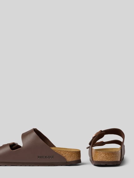 Produktfoto, brauner Slipper mit Logo-Detail Modell 'Arizona' von Birkenstock, Leder-Optik, abgerundete Passform, 3 cm Absatzhöhe, Damen