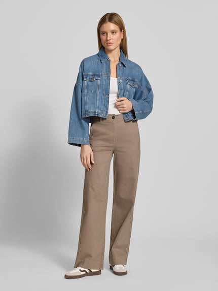 Frauenmodel trägt Straight Leg Hose aus Baumwoll-Mix von Marc O'Polo, Optik: Unifarben, Passform: Straight, Label-Applikation, Gürtelschlaufen, Verschluss: Knopf und Reißverschluss, seitliche Eingrifftaschen, angedeutete Gesäßtaschen, Material: Baumwolle-Mix, Ganzkörperansicht von vorne.