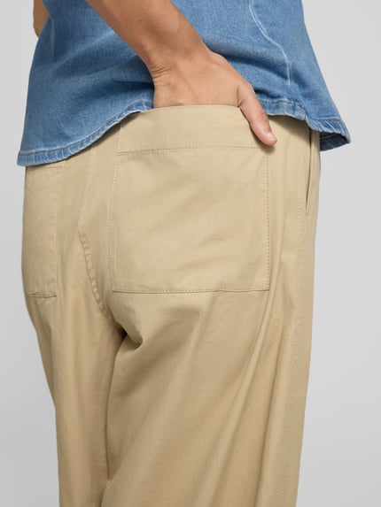 Männermodel trägt Weite Hose aus reiner Baumwolle von Weekend Max Mara in Beige mit aufgesetzter Gesäßtasche, Nahaufnahme Gesäß, Damen