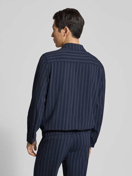 Männermodel trägt Modern Fit Hemdjacke mit Zweiwege-Reißverschluss von Lindbergh, dunkelblau mit Streifenmuster, Material-Mix, Ganzkörperansicht Rückansicht