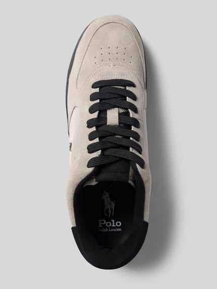 Produktfoto, Sneaker aus echtem Veloursleder Modell 'MASTERS' von Polo Ralph Lauren, beige mit schwarzen Details, glatte Textur.