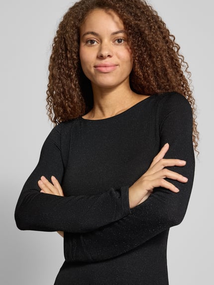 Frauenmodel trägt Minikleid mit glänzendem Finish von ONLY, dunkel, figurbetont, Damen Freizeitkleid, Nahaufnahme Oberkörper.
