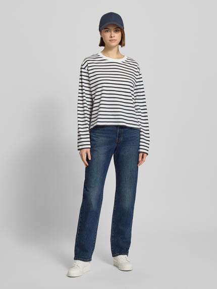 Frauenmodel trägt Jeans mit 5-Pocket-Design von Levi's®, Baumwoll-Elasthan-Mix, gerader Schnitt, dunkelblau, Ganzkörperansicht von vorne.