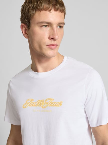 Männermodel trägt Regular Fit T-Shirt mit Logo-Print von JACK & JONES aus reiner Baumwolle, weiß, Rundhalsausschnitt, Nahaufnahme Oberkörper.