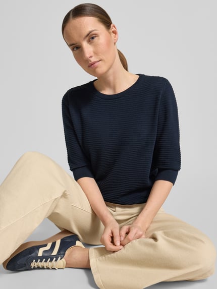 Frauenmodel trägt Strickpullover mit 3/4-Arm von Lanius aus Reine Baumwolle, Regular-Fit, Rundhalsausschnitt, Nahaufnahme Oberkörper.