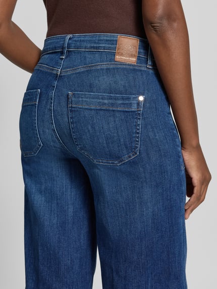 Vrouwenmodel draagt Wide Fit Jeans aus Baumwoll-Mix Modell 'MIRU 6/8' van Raffaello Rossi, blauwe denim, detailopname achterkant, dames jeansvariatie.